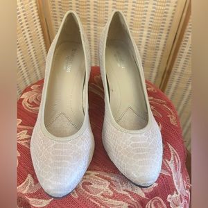 Women’s Naturalizer N5 Comfort Beige Classy Pumps